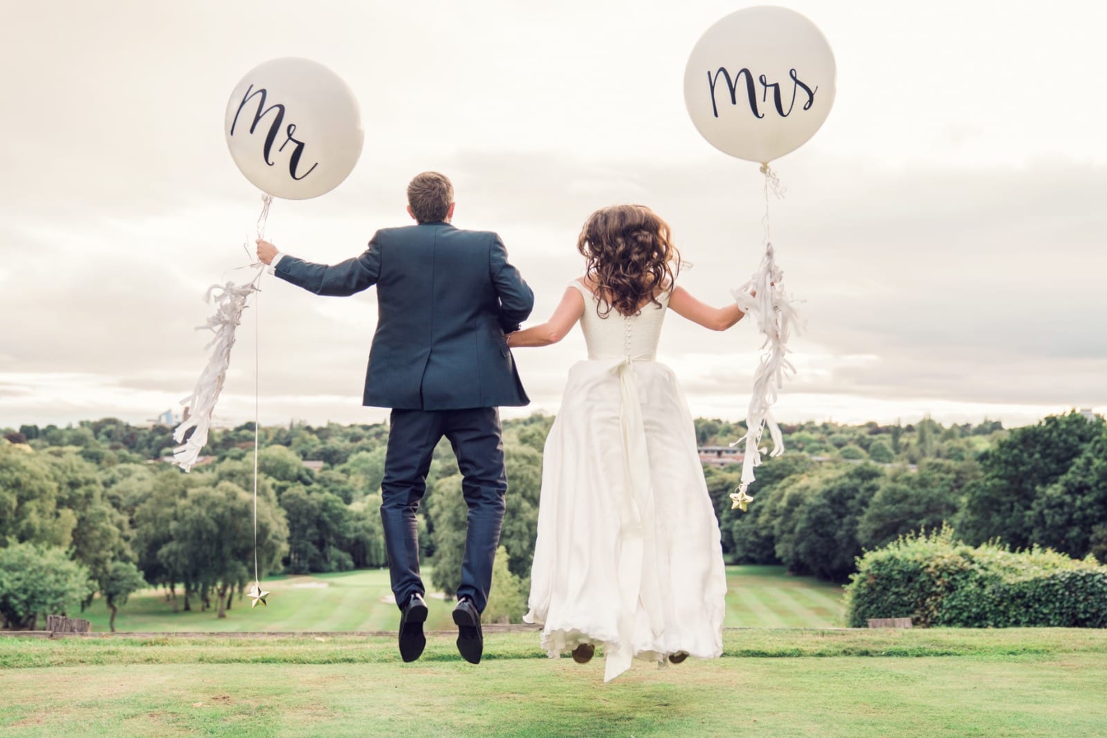 mr and mrs white wedding balloons