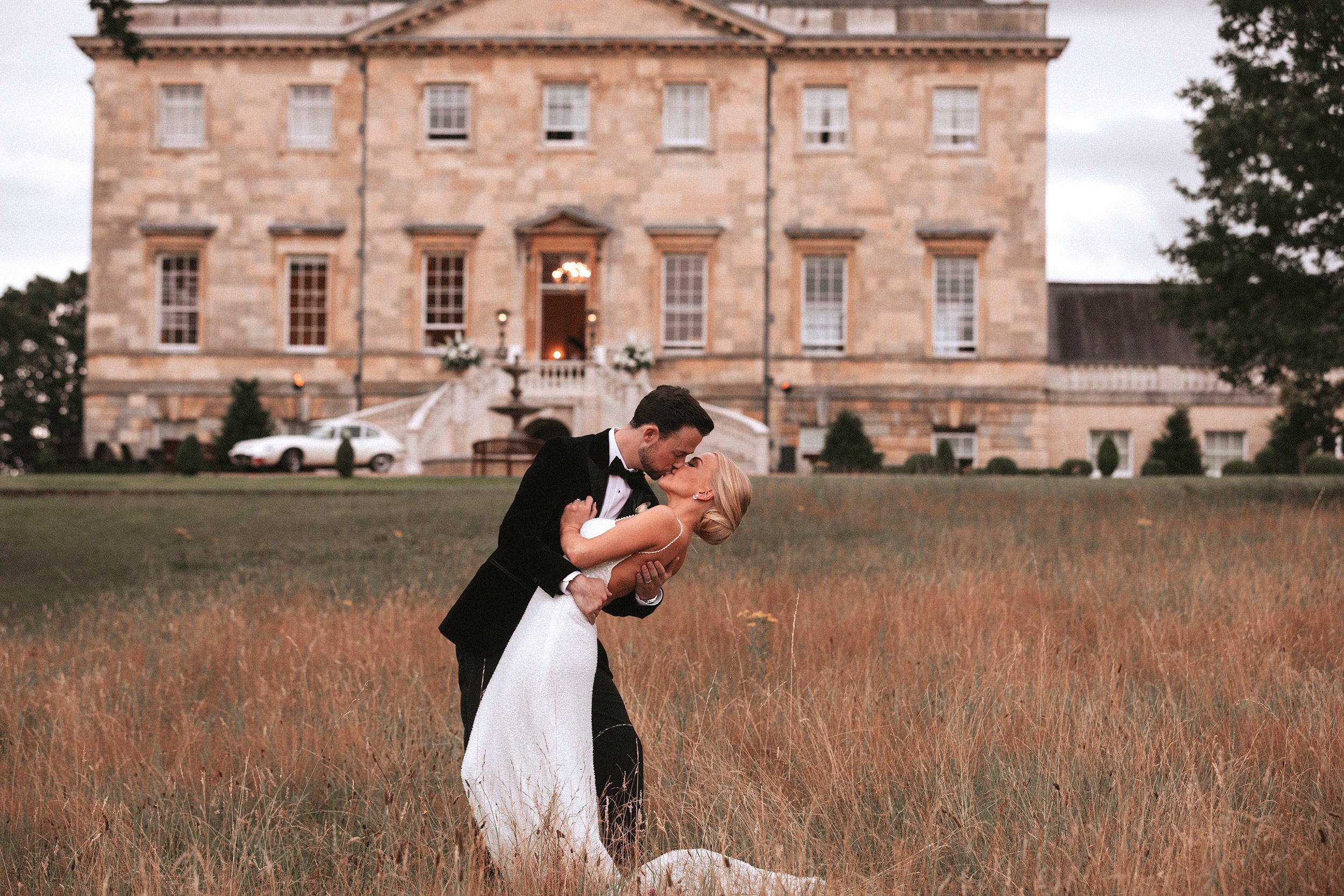 Wedding venue with outside photo opportunities