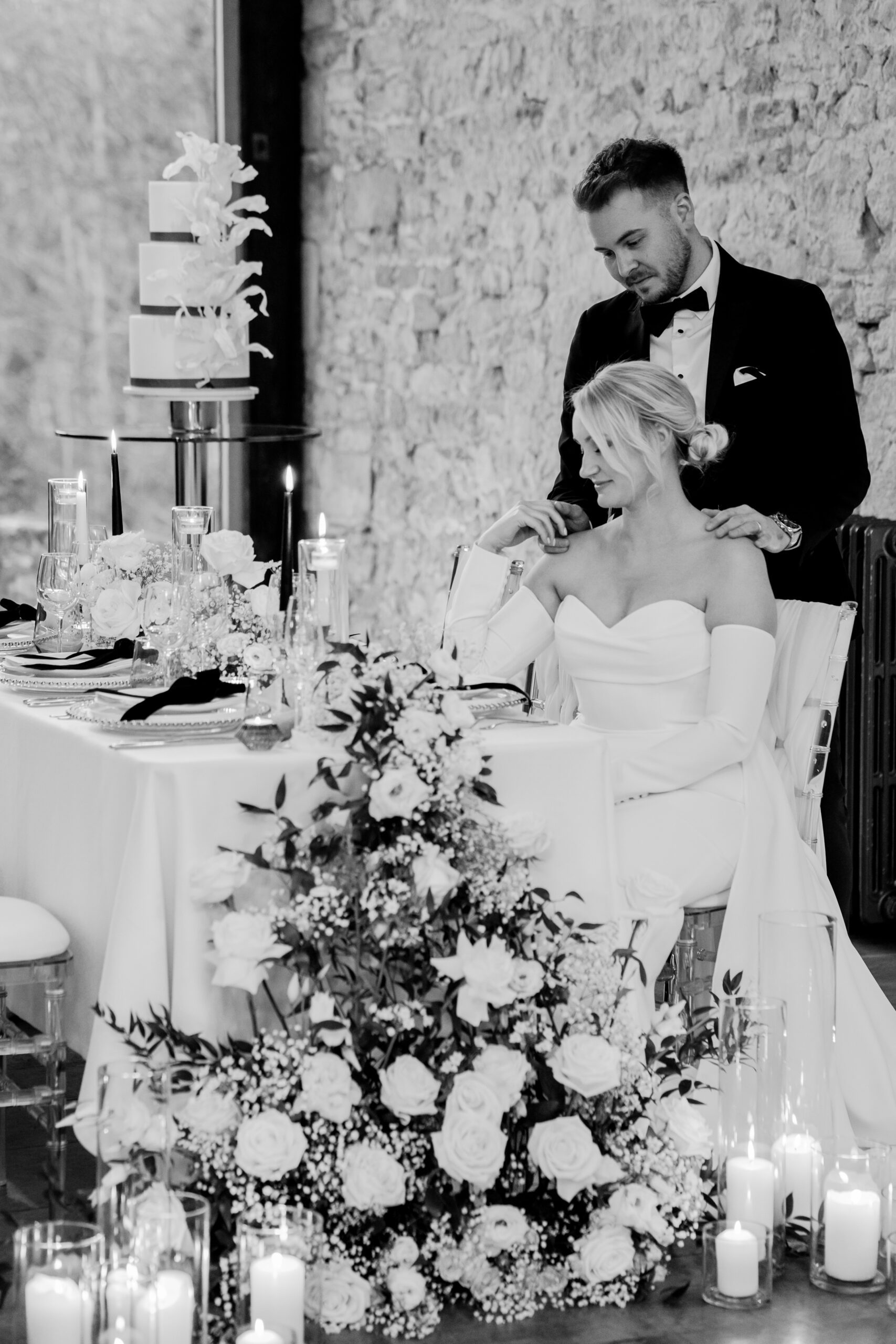 Couple getting married at Notley Abbey in Aylesbury